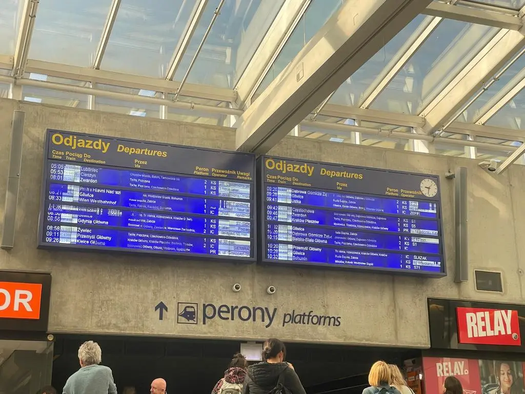 Tablica odjazdów pociągów na dworcu głównym w Katowicach