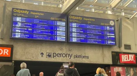 Tablica odjazdów pociągów na dworcu głównym w Katowicach