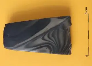 Siekierka ma jedynie niewielkie wyszczerbienia na ostrzu