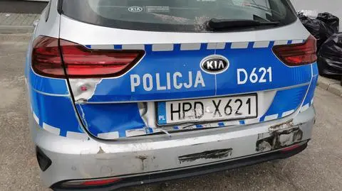 Ciągnik uszkodził tył jednego z radiowozów