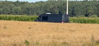 Krater w środku pola. Na miejscu są śledczy