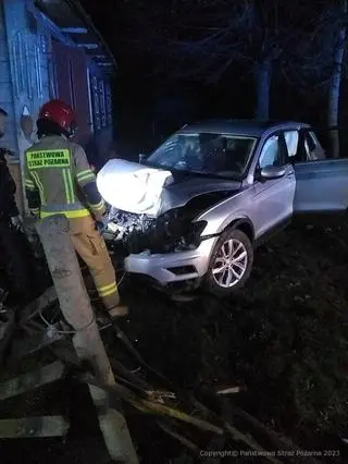Kierowca wypadł w drogi i uderzył autem w dom 