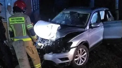 Kierowca wypadł w drowi i uderzył autem w dom 