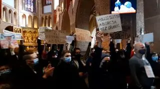 Protestujący w katedrze