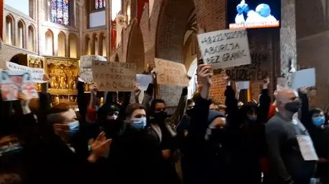 Protestujący w katedrze
