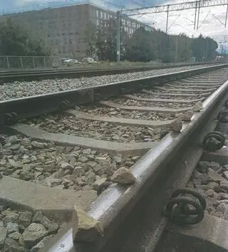 Nastolatkowie kładli kamienie na torach między stacjami Kraków Główny i Kraków Mydlniki