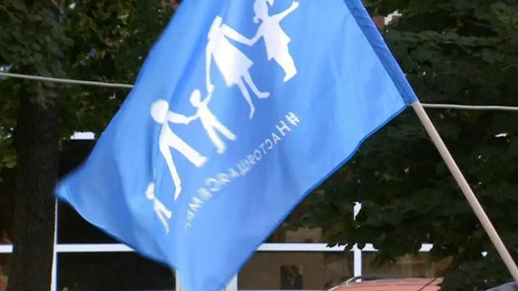 Rosyjska odpowiedź na tęczowy symbol ruchu LGBT – flaga heteroseksualistów