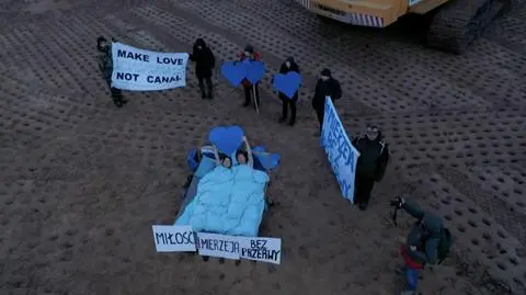 John Lennon i Yoko Ono leżeli w łóżku dla pokoju, oni "dla Mierzei Wiślanej". Przeciwnicy przekopu protestują