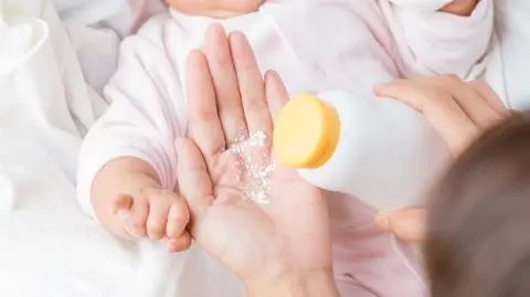 dziecko puder zasypka shutterstock_337613405