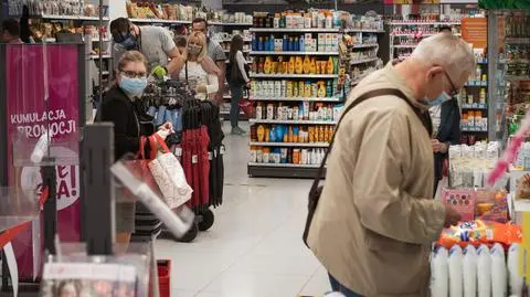W sklepach jest obowiązek zakrywania ust i nosa