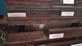 Na szynie leżącej na górze widoczny jest napis "Union"