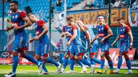 Grad goli, czerwona kartka i zwroty akcji. Piast wyszarpał zwycięstwo