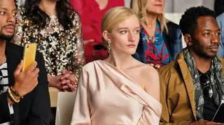 Julia Garner jako oszustka okradająca nowojorską elitę w serialu "Kim jest Anna?"