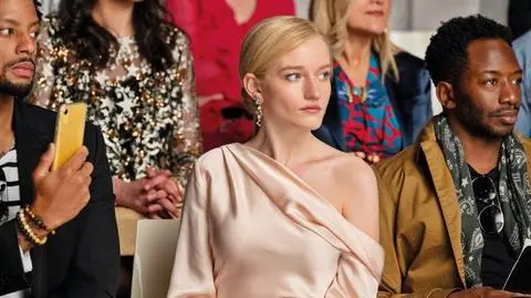 Julia Garner jako oszustka okradająca nowojorską elitę w "Kim jest Anna?"