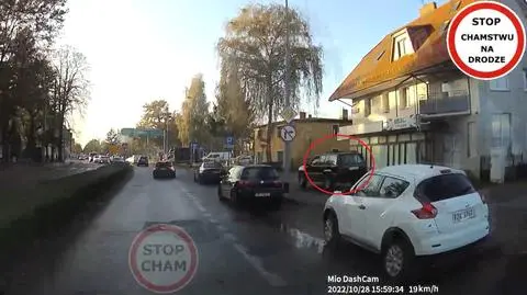 "Coś ci nie pasuje, że sobie po chodniczku jeżdżę?"
