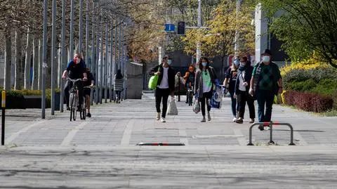 Mandat za jedzenie i palenie na ulicy. "Nakaz obowiązuje wszystkich" 