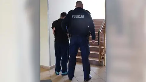 Zauważyli kilka rozbitych aut, w jednym zabarykadował się kierowca. Był pijany