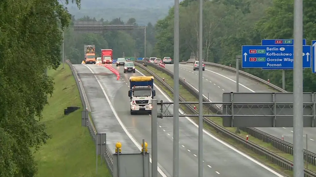 Rano drogowcy udrożnili jeden pas jezdni