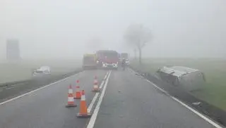 Zderzenie busa z samochodem na DK 12