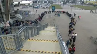 Kolejka przed wejściem na stadion