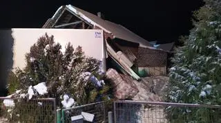 Zderzenie tira z osobówką. Ciężarówka wjechała w dom w Zaleszanach