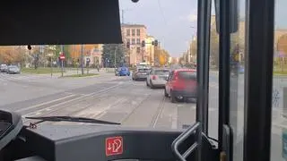 Kierowca autobusu miejskiego skręcił w lewo z pasa dla jadących na wprost i przejechał przez powierzchnie wyłączoną z ruchu