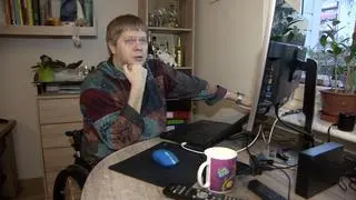 Grzegorz Wojak mówi, że pomoc asystenta odciąża jego mamę, która opiekuje się nim już od 30 lat 