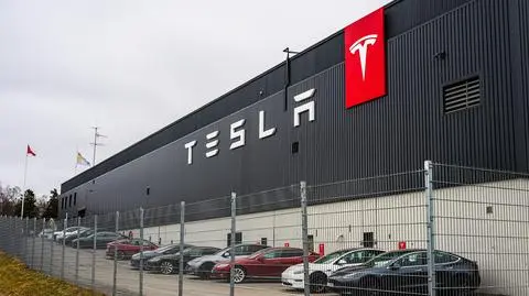 tesla samochod shutterstock_2708146995