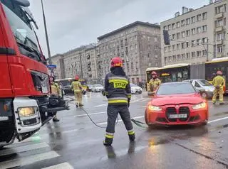 Zderzenie dwóch aut na Ochocie