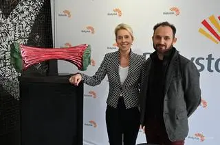 Autorem rzeźby jest Michał Jackowski, natomiast fundatorką Joanna Szymańska-Kok