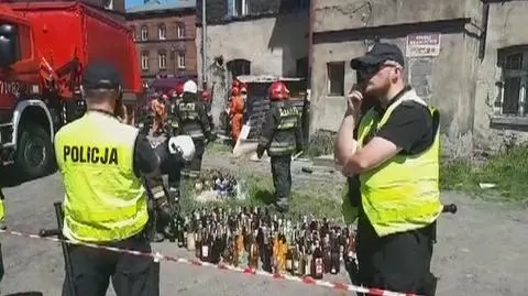 Strażacy wynoszą towar z zawalonego sklepu