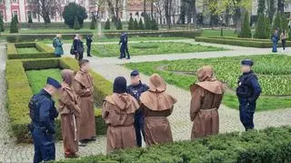 Obok policjantów w ćwiczeniach brali udział mężczyźni w habitach