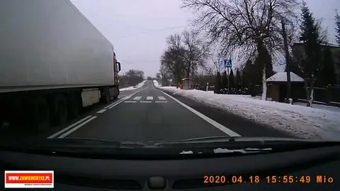 Wyprzedzał na przejściu dla pieszych. Kierowcy ciężarówki szuka policja
