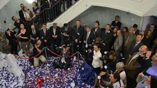 Niebiesko-białe konfetti zasypało podłogę