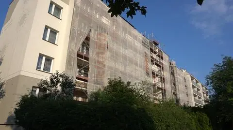 Łomża. 96-letnia kobieta spadła z balkonu w remontowanym budynku
