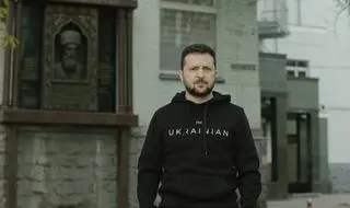 Zełenski w czasie przemówienia, w tle tablica upamiętniająca Imama Szamila 