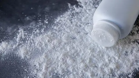 Przez puder dla dzieci miał zachorować na raka. Firma ma mu zapłacić gigantyczne odszkodowanie