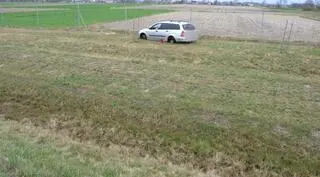 Porzucony samochód stoi przy autostradzie ponad dwa miesiące 