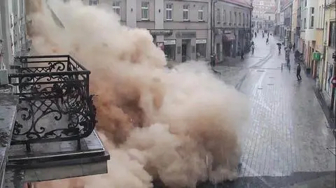 Kłęby pyłu i uciekający przechodnie. Nagranie z momentu zawalenia się ściany kamienicy