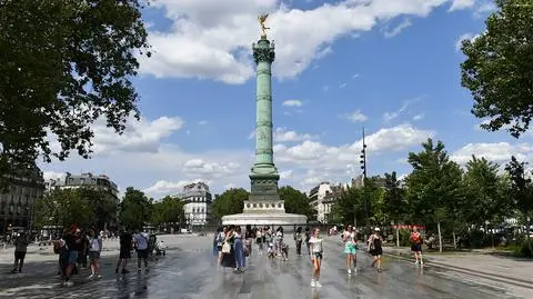 PARYZ Place de la Bastille WIOSNA shutterstock_2332279129
