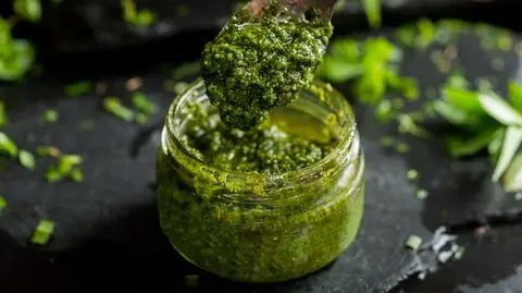 pesto jedzenie S shutterstock_1334789186