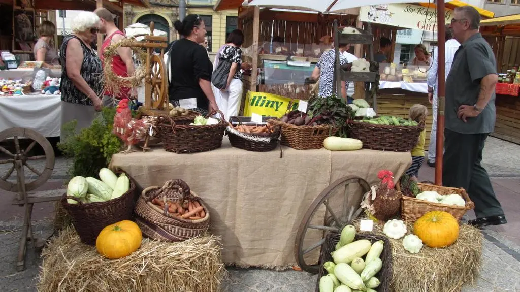 Łosoś w pomidorowym farszu, komosa ryżowa z warzywami i naleśniki orkiszowe. Do tego kozie sery, wędliny i przyprawy. Wszystko z ekologicznych i zdrowych produktów. W ramach Eco Day 2012 na placu Solnym powstał Jarmark Ekologiczny.