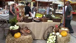 Łosoś w pomidorowym farszu, komosa ryżowa z warzywami i naleśniki orkiszowe. Do tego kozie sery, wędliny i przyprawy. Wszystko z ekologicznych i zdrowych produktów. W ramach Eco Day 2012 na placu Solnym powstał Jarmark Ekologiczny.