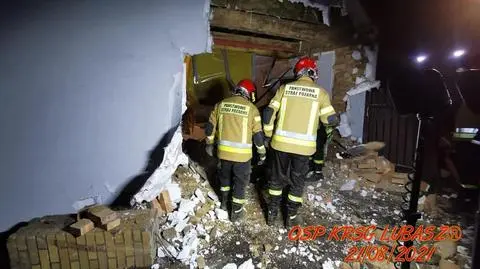 Zmieniał pas, zderzył się z ciężarówką, która wjechała w dom