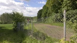 Szczurkowo. Płot stoi tuż przy zabudowaniach. Za nim - zaorany pas graniczny. Rosyjscy żołnierze rzadko się tu pojawiają