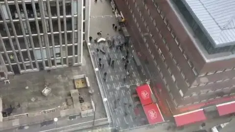 Coś się dzieje. Nagle tłum zaczął biec