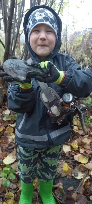 Pięcioletni Kuba z odnalezionym zabytkiem