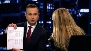 Władysław Kosiniak-Kamysz prezentujący wyciąg z wypłaty nauczyciela 