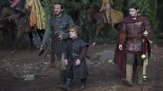 "Gra o tron" - Jerom Flynn (Bronn), Daniel Portman (Podrick Payne) i Peter Dinklage (Tyrion Lannisterem)