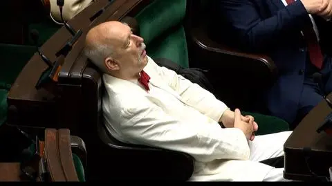 Janusz Korwin-Mikke śpi podczas obrad Sejmu
